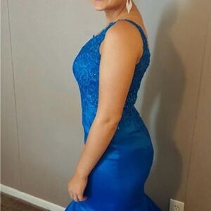 Elegant Blue Lace Evening Dress